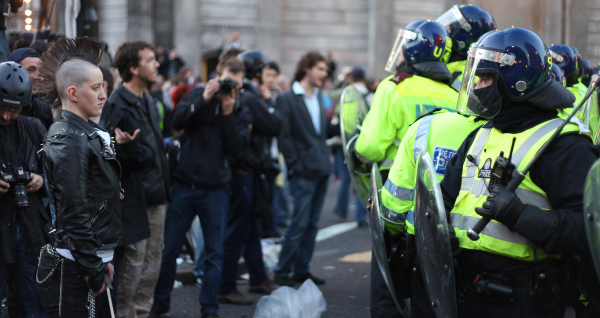 The police are stopping the protesters